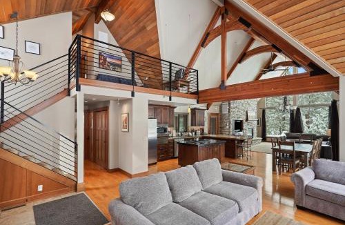 Deer Park House | 8 Mt Baker Home with Hot Tub
