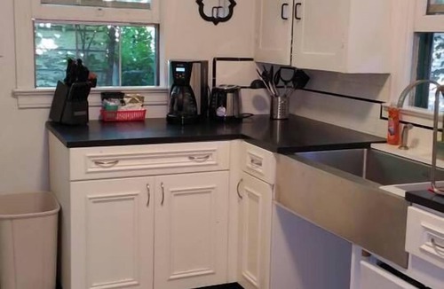 Altamont House | 80+ Day❤️Smart Craftsman ❤️of Downtown | King Queen | BBQs, Patio Set + Fenced Y