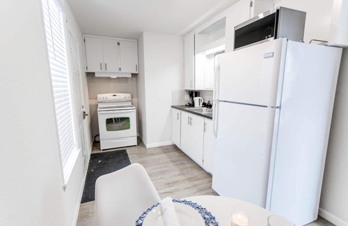 Kutzky Park Apartment | 8073-# blocks from Mayo Clinic- Stylish 1 br apt w/Full Kitchen and Pvt Entrance