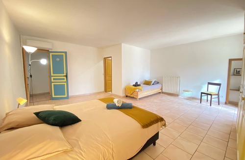 Althen-des-Paluds House | 84B7 - Accommodation in a charming 18th century farmhouse
