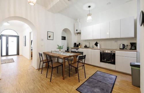 Hundsturm Apartment | 86 sqm with private courtyard - 3 Bedrooms