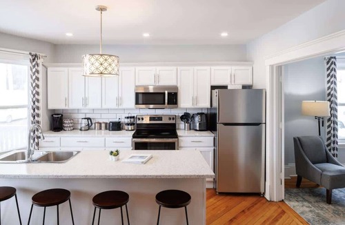 Queens Square House | 86A King Bed 2bd 3bt on Queen St. Downtown
