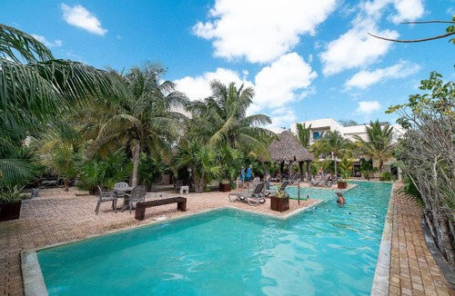 Merida Apartment | 87979 Very chic 3BR Condo, tons of amenities, 1 block from Ocean