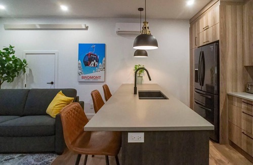 Bromont Apartment | 883 suite 102 Bromont Vieux Village 2cac , foyer