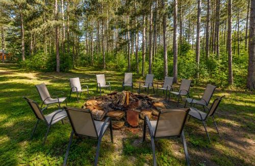Mauston House | 8BR 5BA Huge Dog Friendly Log Cabin near Wisconsin Dells and Lake sleeps 25plus