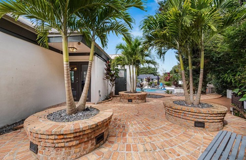Davie Villa | 8BR Gem With Pool, Lake View & Tons of Amenities!