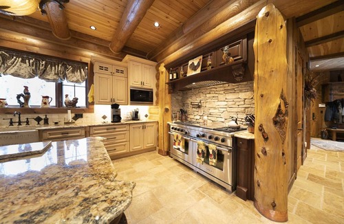 White Mills House | 9,000 Sq Ft Authentic Log Home 2 miles from Lake Wallenpaupack –Sleeps 20