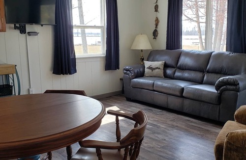 Gladstone Cottage | #9 2bed 1bath LAKE MI Fishing Cabin WiFi AC Deck Firepit Kayak Paddle Boat Dock