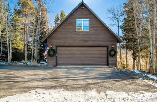Christie Heights House | 9 BDR Close to Main Street with Secluded Hot Tub