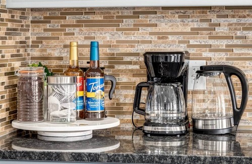 Evanston House | 9-Bed Oasis | AC | Jetted Tub| BBQ | Fireplace