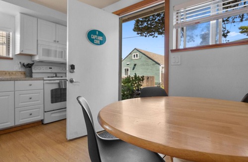 Downtown Cannon Beach Cottage | 9 Captains Cove: Coastal Escape | Walk to Beach | Dog-Friendly
