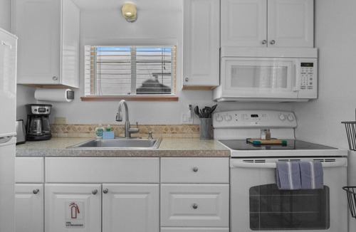 Downtown Cannon Beach Cottage | 9 Captains Cove: Coastal Escape | Walk to Beach | Dog-Friendly
