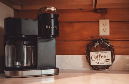 Logan Cabin | 9 Miles from Old Man`s Cave, High Speed Starlink Internet, Hot tub, sleeps 12