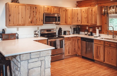 Logan Cabin | 9 Miles from Old Man`s Cave, High Speed Starlink Internet, Hot tub, sleeps 12