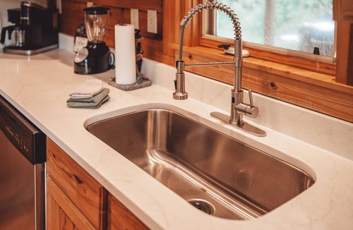 Logan Cabin | 9 Miles from Old Man`s Cave, High Speed Starlink Internet, Hot tub, sleeps 12