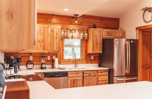 Logan Cabin | 9 Miles from Old Man`s Cave, High Speed Starlink Internet, Hot tub, sleeps 12