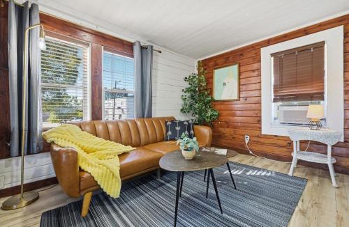 St. Petersburg - Clearwater Hotel | 9 Units Shared Courtyard Sleeps 26