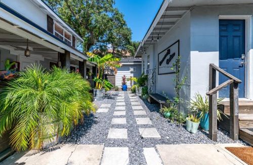 St. Petersburg - Clearwater Hotel | 9 Units Shared Courtyard Sleeps 26