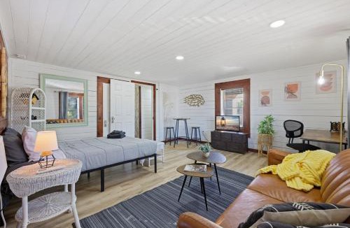 St. Petersburg - Clearwater Hotel | 9 Units Shared Courtyard Sleeps 26
