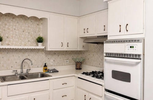 Elmwood Park Condo | 90s Condo| King Bed | 65” Smart TV | Arcade Game