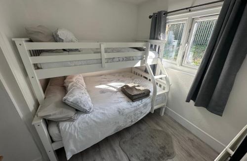 Bont Newydd Ski Chalet | 92 Lake View