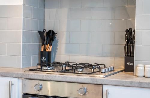 Tatenhill House | #92 Stylish 3 bedroom home - 10 mins to Coventry Transport Museum - Sleeps 7- "Perfect for Contractors and Families - Free Parking"