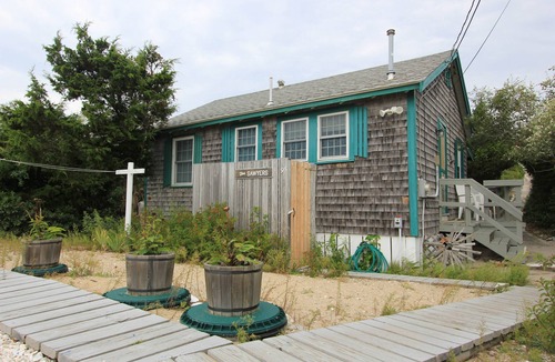 East Sandwich Cottage | 95 Salt Marsh- 3 BR Cottage @ private beach, pet-friendly w/AC, steps to shore!