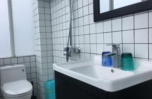 Luoping County Hostel | 97Rock bookstore Hostel