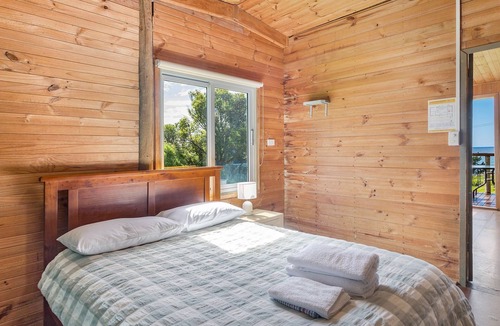 Dalmeny House | 98 Ocean Parade - Rustic Log Cabin