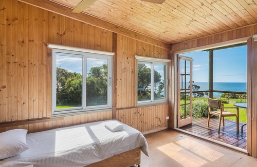 Dalmeny House | 98 Ocean Parade - Rustic Log Cabin