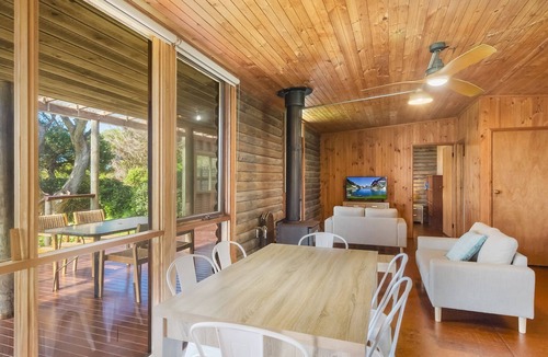Dalmeny House | 98 Ocean Parade - Rustic Log Cabin