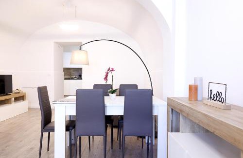 L'Aquila Apartment | 99 Cannelle-centro storico-elegante e spazioso-Smart TV-WiFi-parcheggio privato