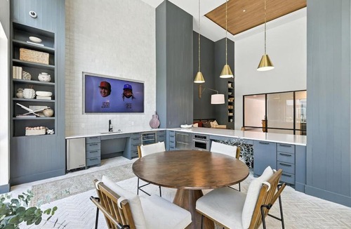 Fort Worth Apartment | 99 Modern 2B2B Near Stockyards, Resort Pool & Gym, 7M to Dickies Stadium, 15M to AT&T stadium