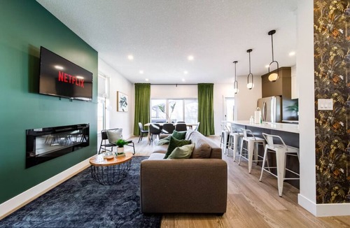 West Edmonton House | 9BDRM Chic Luxury Retreat-Hot Tub-BBQ-Sleeps 23!