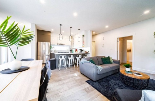 West Edmonton House | 9BDRM Chic Luxury Retreat-Hot Tub-BBQ-Sleeps 23!