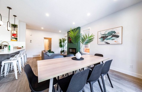 West Edmonton House | 9BDRM Chic Luxury Retreat-Hot Tub-BBQ-Sleeps 23!