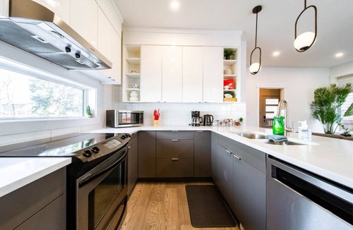 West Edmonton House | 9BDRM Chic Luxury Retreat-Hot Tub-BBQ-Sleeps 23!