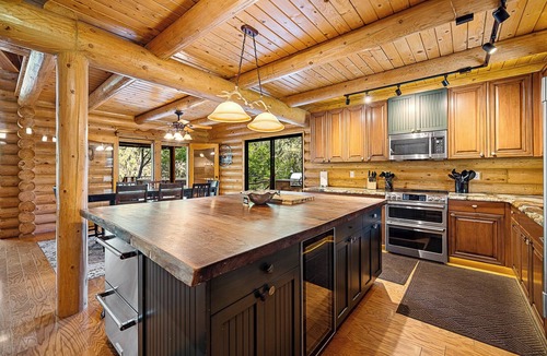 Whispering Pines Cabin | 9BR Luxury Verde River Compound/Hot Tub, Pizza Oven, Game Room, Bar & Fire Pit
