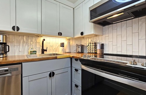 Diamond Head - Kapahulu - St. Louis Apartment | 9th Floor Studio Apt, Full kitchen & Insane views!