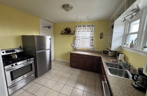 Norwood House | A#2 Executive 1BRApartment Prime Location Near Hospitals Downtown & Universities
