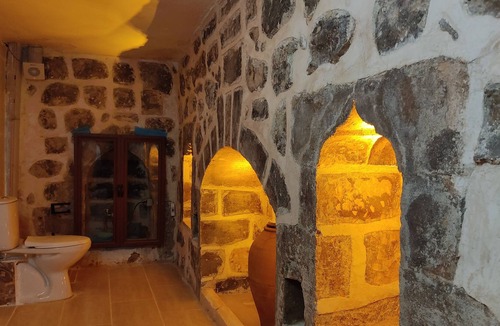 Artuklu Apartment | A 200-year-old stone house in the center of the historic cıty