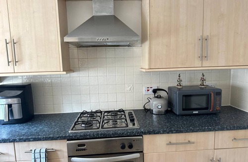 Runcorn House | A 3bed house, about 25mins drive to Cheshire Oaks, UK's largest Designer Outlet