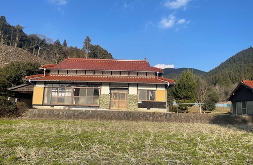 Hagi House | A 45-year-old private home with a family of five and two small dogs, located in a rich natural setting.