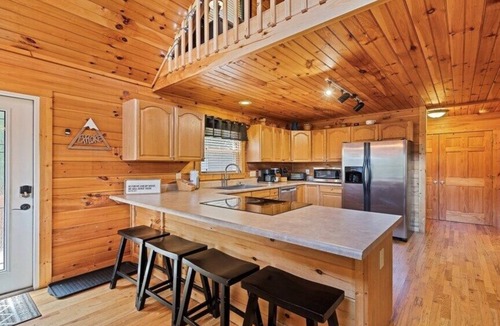 Maggie Valley Cabin | A Backdrop Dream - 3BR/3BA Log Home, Hot Tub, Firepit