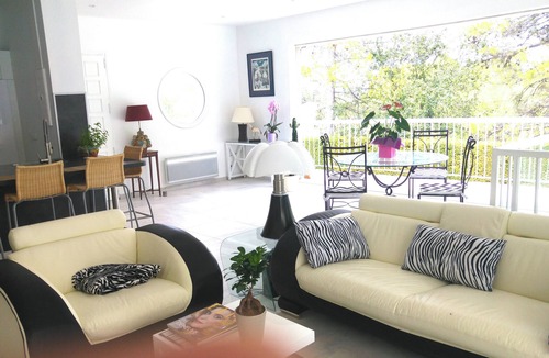 Cadolive House | A BALCONY OVERLOOKING SAINTE VICTOIRE