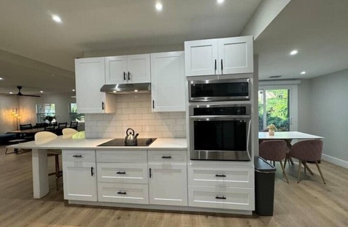 Tangerine House | A beautiful lakeside retreat for the whole family, even your pets!