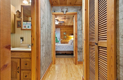 Black Mountain Cabin | A beautiful log cabin at 3400' in the Blue Ridge Mountains.