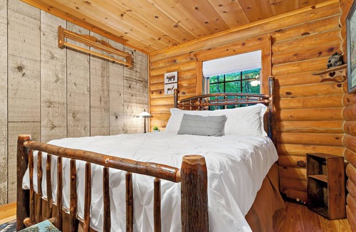 Black Mountain Cabin | A beautiful log cabin at 3400' in the Blue Ridge Mountains.