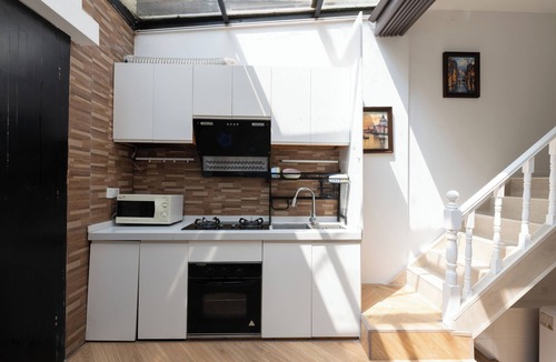 Huaihai Road Commercial Area Apartment | A bedroom with 2 beds, 3 kilometers from the Bund.Shanghai