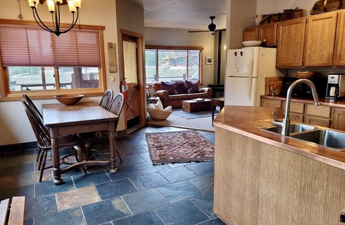 Winthrop House | A Bend in the River Cabin-Dog Friendly and Next to the River!